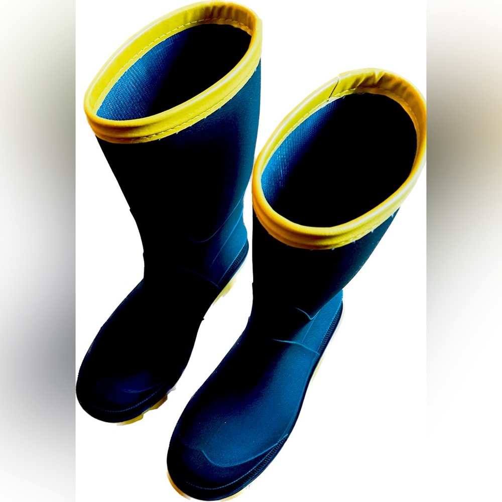 Children’s rain boots - size 5.5-6 Army green and yellow. NWOT